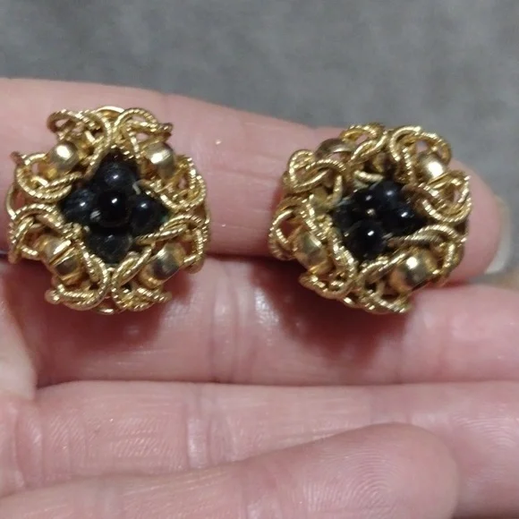 VINTAGE JAPAN MARKED FILIGREE GOLD-TONE BLACK BEADED BUTTON CLIP-ON 1" EARRINGS - Picture 7 of 10